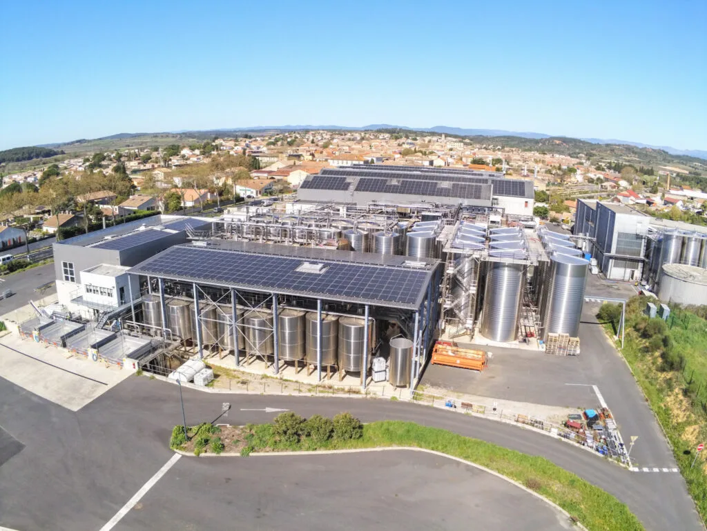 Vue aérienne d'une cave coopérative construite par Abello Bâtiment, constructeur Béziers